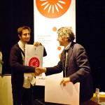 Mario Piazza entregando sus premios a finalistas de la bid_est 