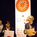 Mario Piazza, Jurado bid_est, entregando los  premios de la USIL a Rita Vidal (Perú)